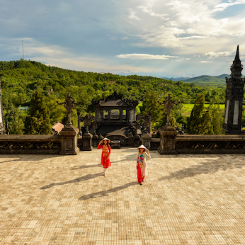 Beautiful,Woman,With,Vietnam,Culture,Traditional,,vintage,Style,grand,Stairs,In